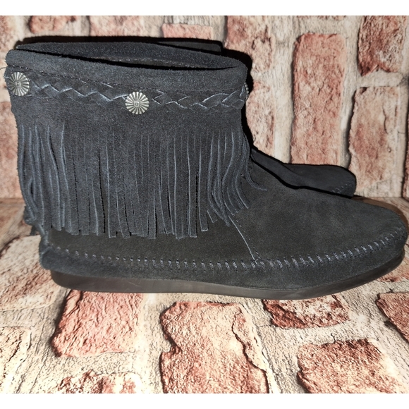 Minnetonka | High Top Back-Zip Black Fringe Moccasin Boots - Missing Insoles - Picture 6 of 16